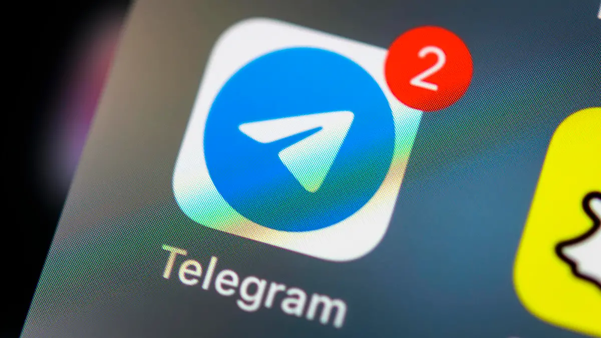 Telegram, Messenger Dienst, App-Icon, Anzeige auf Display von Handy, Smartphone, Detail, formatfüllend *** Telegram, messenger service, app icon, display on display of mobile phone, smartphone, detail, full format Copyright: imageBROKER/ValentinxWolf iblvfw05131705.jpg Bitte beachten Sie die gesetzlichen Bestimmungen des deutschen Urheberrechtes hinsichtlich der Namensnennung des Fotografen im direkten Umfeld der Veröffentlichung!