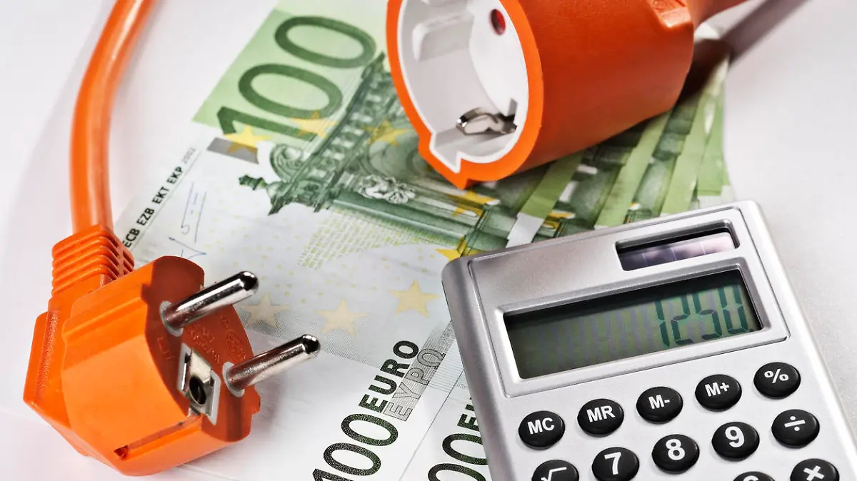 Geldscheine mit Stecker und Taschenrechner