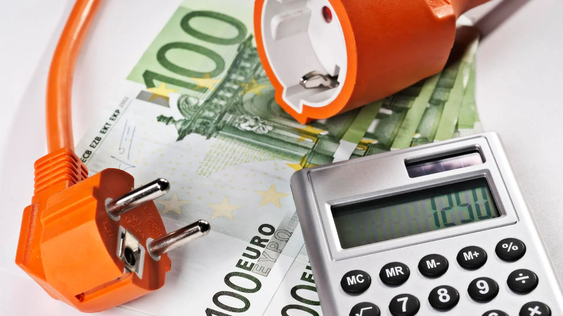 Geldscheine mit Stecker und Taschenrechner