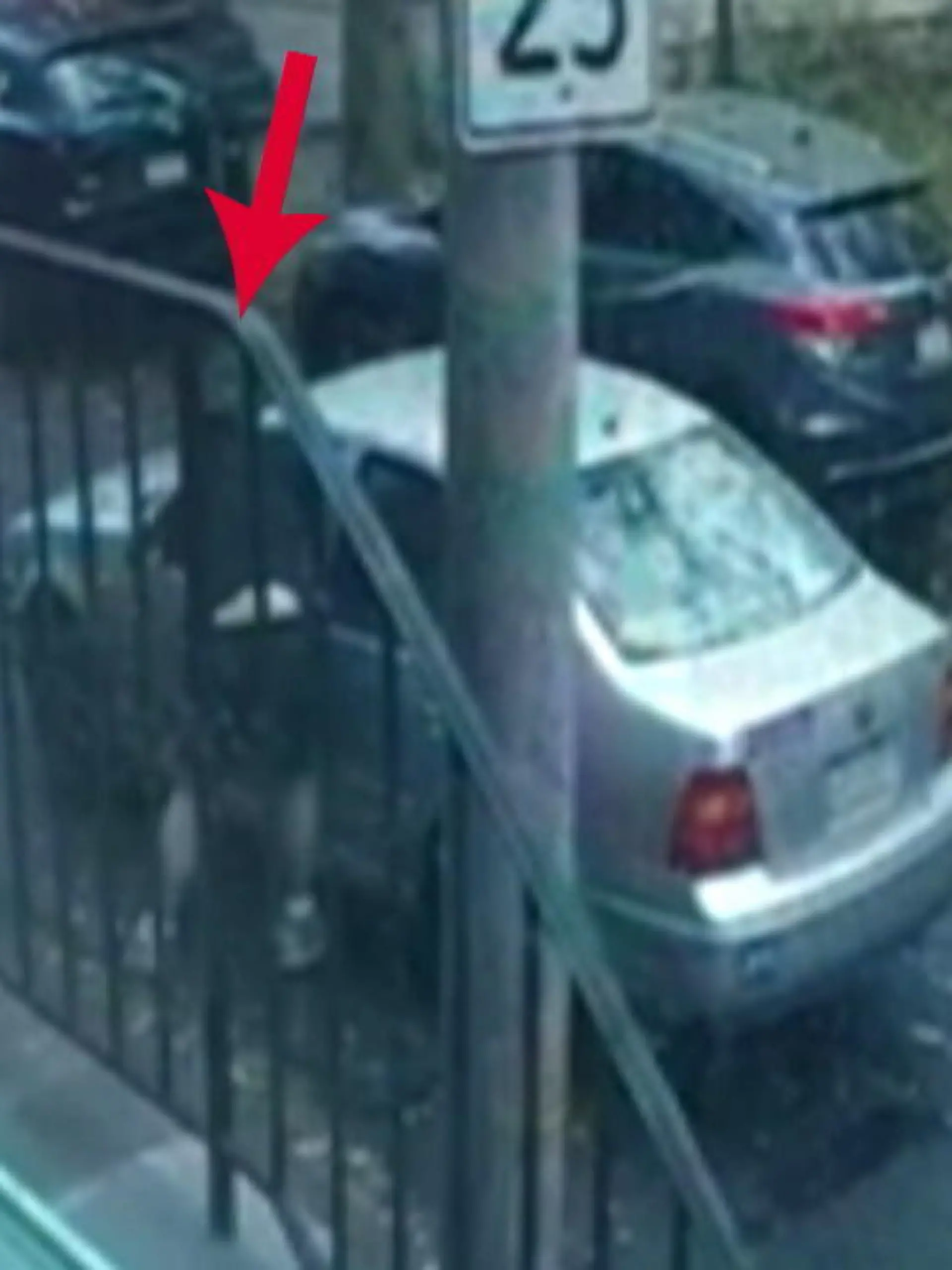 Die Bilder einer Überwachungskamera zeigen den Versuch, das Auto eines Lieferanten in Philadelphia (US-Bundesstaat Pennsylvania) zu klauen. Aufmerksame Nachbarn verhindern Schlimmeres.