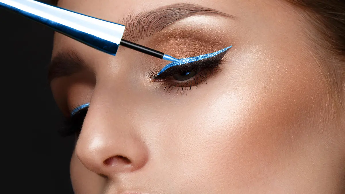 Eine Frau mit blauem Eyeliner