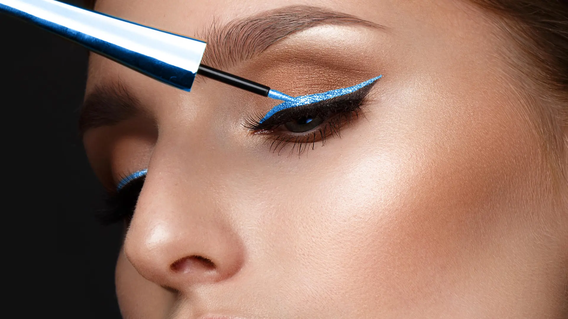 Eine Frau mit blauem Eyeliner