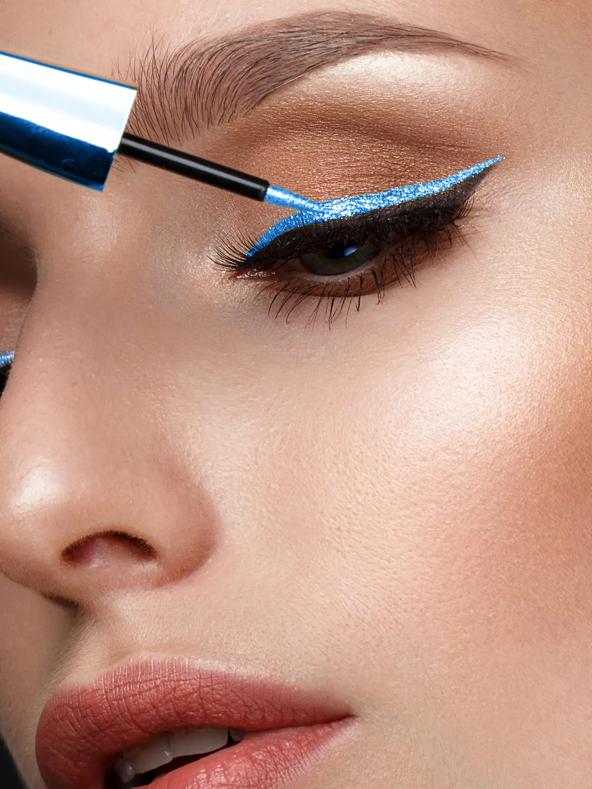Eine Frau mit blauem Eyeliner