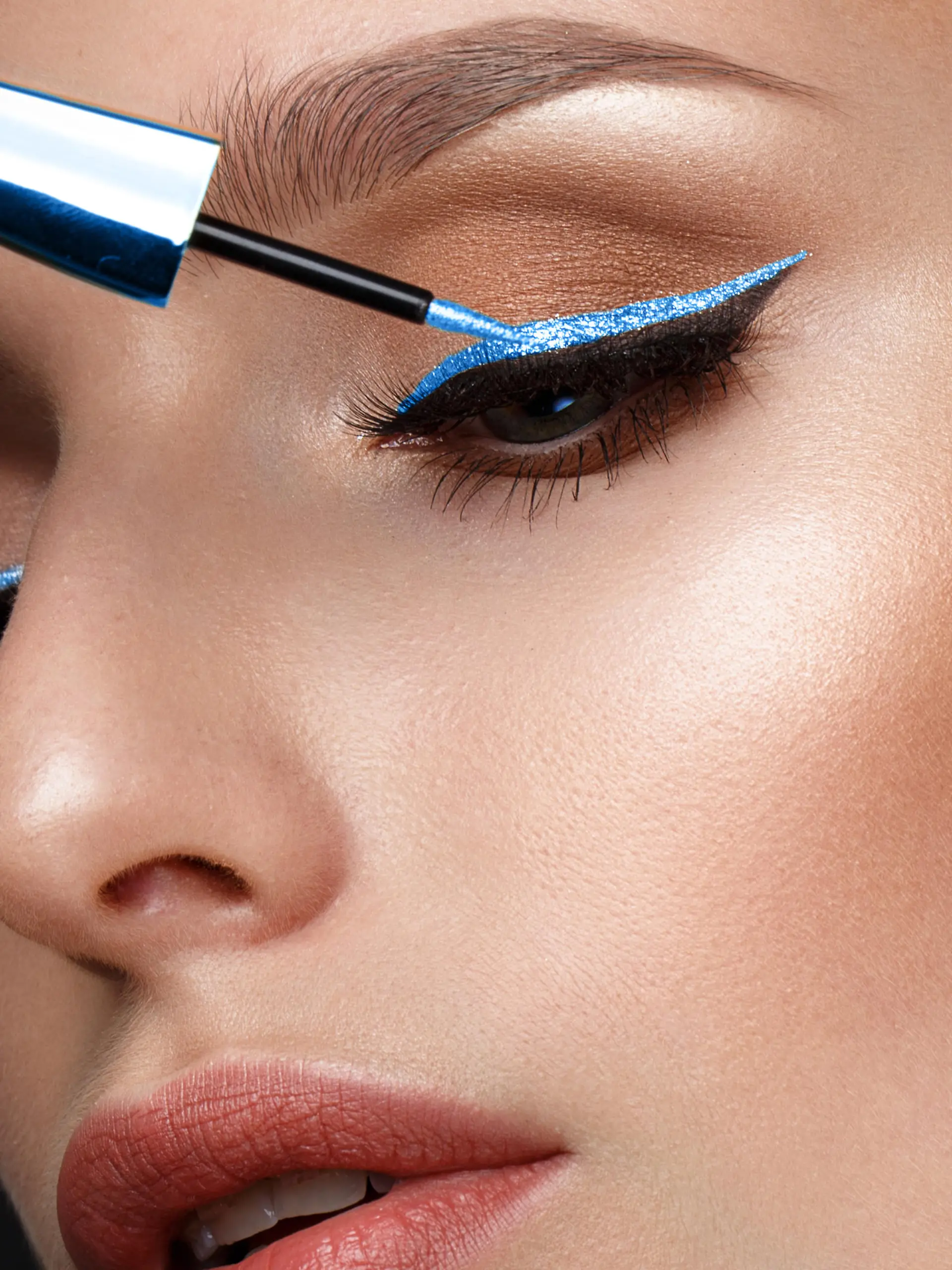 Eine Frau mit blauem Eyeliner
