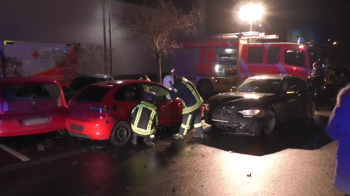 Der Aufprall durch den BMW der Fahranfängerin war so heftig, dass die Fahrerin des roten Seats eingeklemmt wurde und das Auto über den Parkplatz schleuderte.