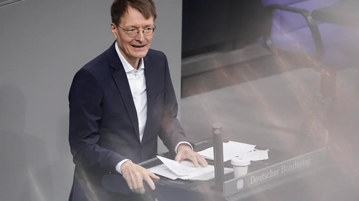 News Themen der Woche KW49 News Bilder des Tages 7. Bundestagssitzung und Debatte im Deutschen Bundestag Aktuell,10.12.2021 Berlin, Gesundheitsminister Karl Lauterbach SPD im Portrait bei Rede zum Tagesordnungspunkt Impfpraevention gegen COVID-19 bei der 7. Sitzung des Deutschen Bundestag in Berlin Berlin Berlin Deutschland *** 7 Bundestag session and debate in the German Bundestag Current,10 12 2021 Berlin, Health Minister Karl Lauterbach SPD in portrait during speech on the agenda item vaccination prevention against COVID 19 at the 7 session of the German Bundestag in Berlin Berlin Germany