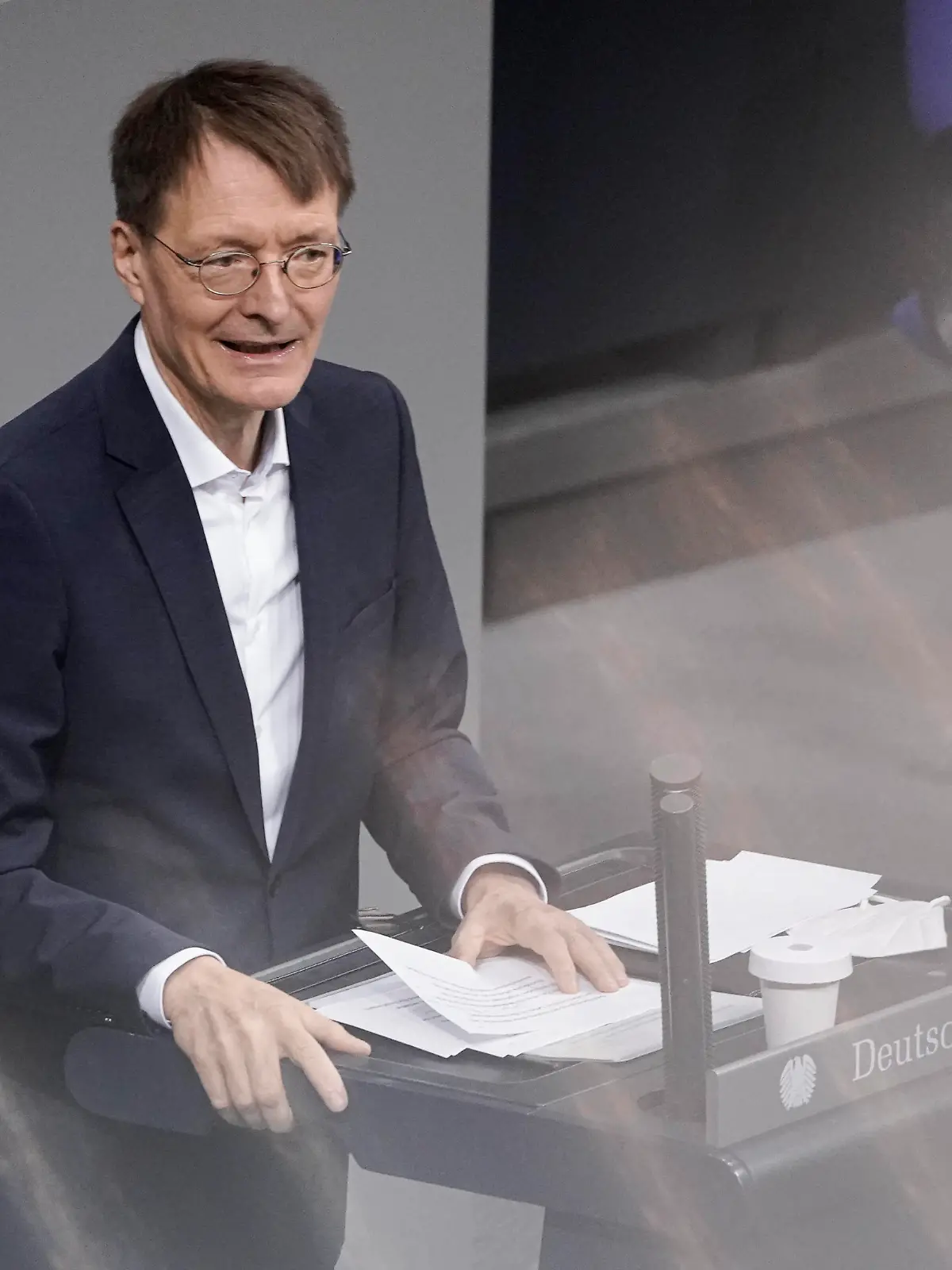 News Themen der Woche KW49 News Bilder des Tages 7. Bundestagssitzung und Debatte im Deutschen Bundestag Aktuell,10.12.2021 Berlin, Gesundheitsminister Karl Lauterbach SPD im Portrait bei Rede zum Tagesordnungspunkt Impfpraevention gegen COVID-19 bei der 7. Sitzung des Deutschen Bundestag in Berlin Berlin Berlin Deutschland *** 7 Bundestag session and debate in the German Bundestag Current,10 12 2021 Berlin, Health Minister Karl Lauterbach SPD in portrait during speech on the agenda item vaccination prevention against COVID 19 at the 7 session of the German Bundestag in Berlin Berlin Germany