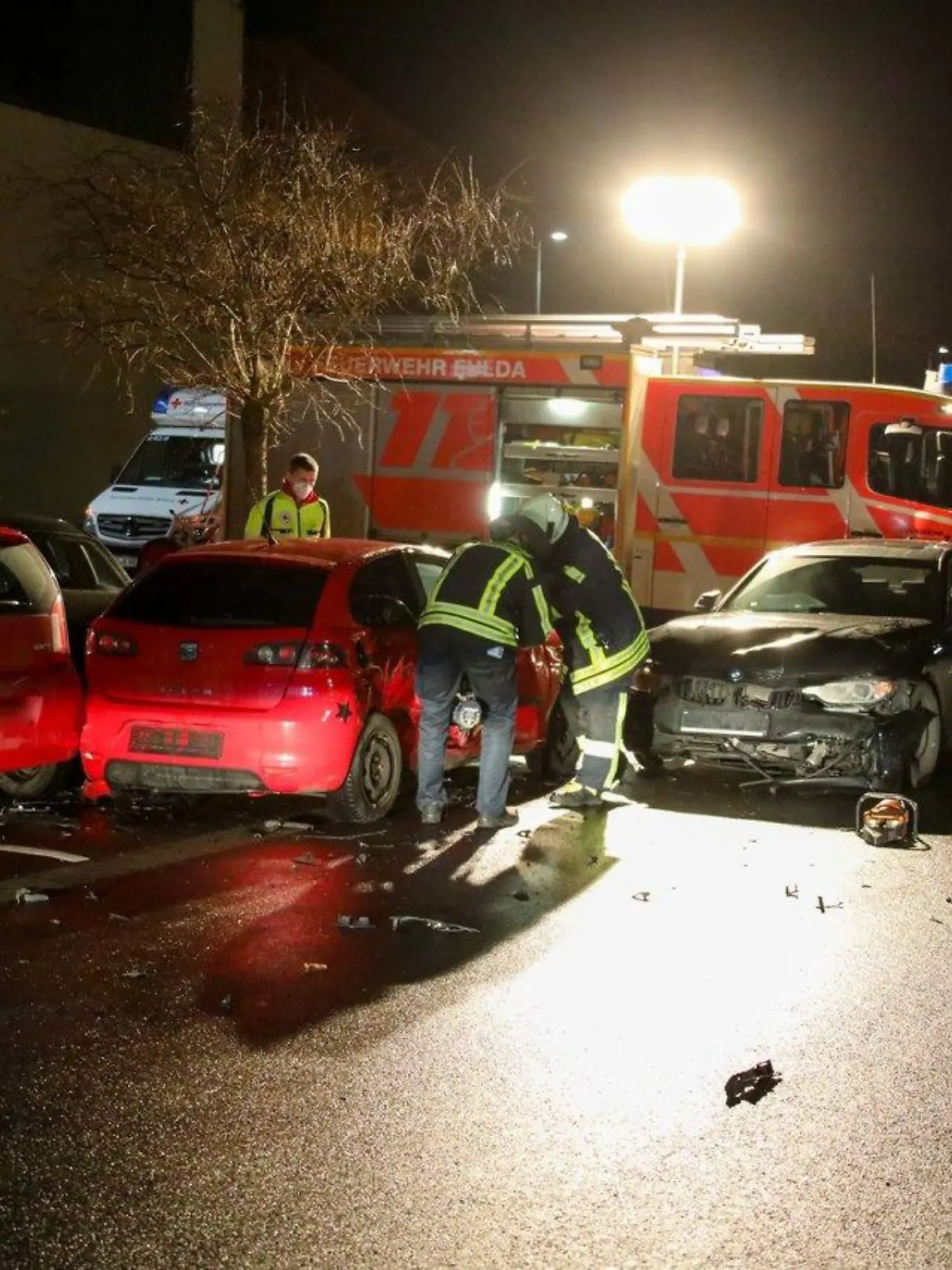 Der Aufprall durch den BMW der Fahranfängerin war so heftig, dass die Fahrerin des roten Seats eingeklemmt wurde und das Auto über den Parkplatz schleuderte.