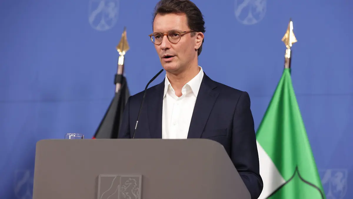 14.12.2021, Nordrhein-Westfalen, Düsseldorf: Hendrik Wüst (CDU), Ministerpräsident von Nordrhein-Westfalen, redet bei der Pressekonferenz zu den abgesagten Karnevalssitzungen. Der Karneval kann nach den Worten Wüst wegen der Corona-Pandemie auch in dieser Saison nicht wie gewohnt stattfinden. Foto: David Young/dpa +++ dpa-Bildfunk +++
