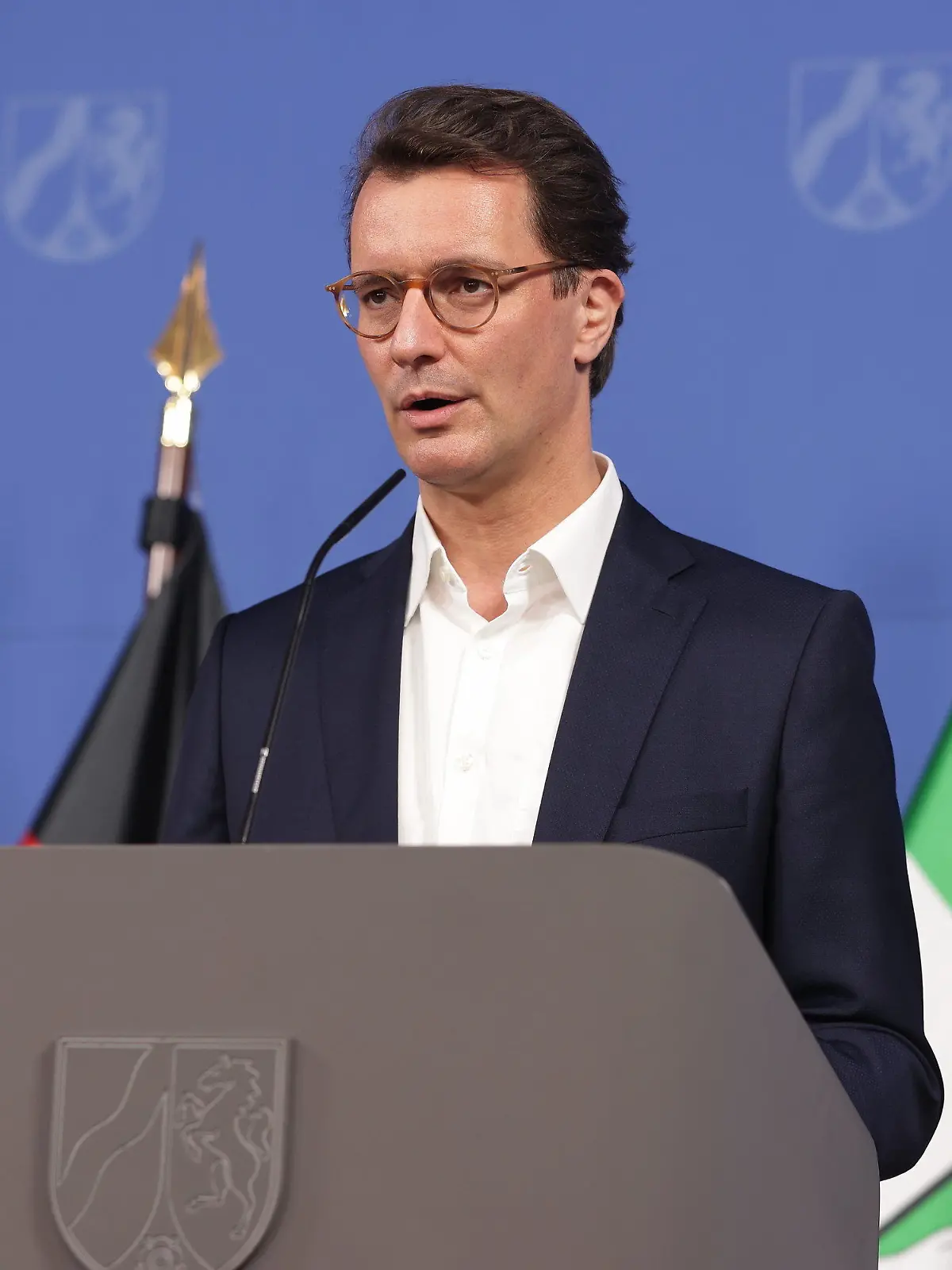 14.12.2021, Nordrhein-Westfalen, Düsseldorf: Hendrik Wüst (CDU), Ministerpräsident von Nordrhein-Westfalen, redet bei der Pressekonferenz zu den abgesagten Karnevalssitzungen. Der Karneval kann nach den Worten Wüst wegen der Corona-Pandemie auch in dieser Saison nicht wie gewohnt stattfinden. Foto: David Young/dpa +++ dpa-Bildfunk +++