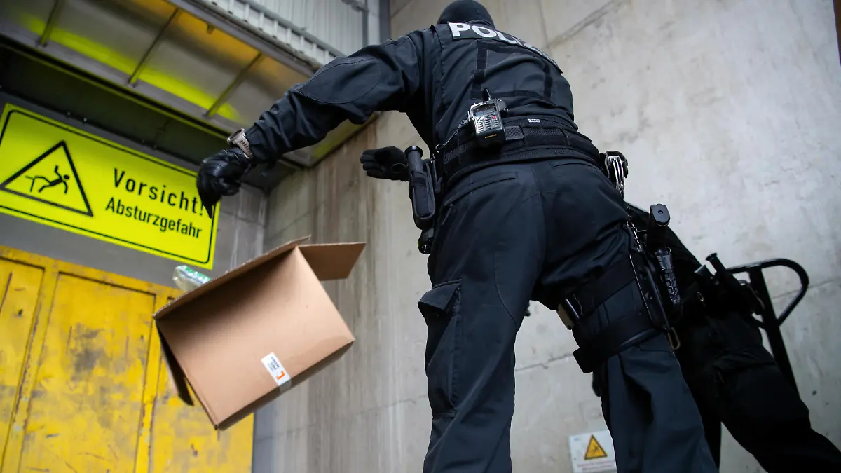 Polizisten werfen Kisten mit Kokain in den Schacht von einer Müllverbrennungsanlage. Im Rahmen der Operation «Schneeschmelze» hat die bayerische Polizei unter strengsten Sicherheitsvorkehrungen das Kokain an einem geheimen Ort in einer Müllverbrennungsanlage in Oberbayern vernichtet. Das Rauschgift höchster Reinheit stammt aus verschiedenen Sicherstellungen der vergangenen Jahre. Es ist die größte Vernichtungsaktion von Drogen in der Geschichte der bayerischen Polizei.