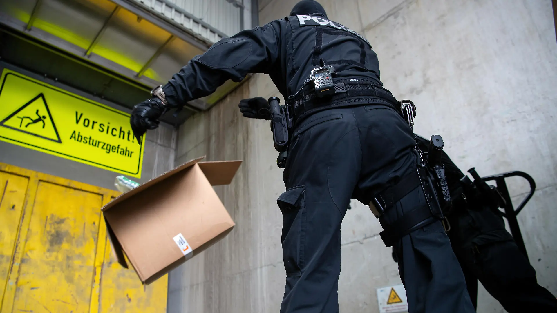 Polizisten werfen Kisten mit Kokain in den Schacht von einer Müllverbrennungsanlage. Im Rahmen der Operation «Schneeschmelze» hat die bayerische Polizei unter strengsten Sicherheitsvorkehrungen das Kokain an einem geheimen Ort in einer Müllverbrennungsanlage in Oberbayern vernichtet. Das Rauschgift höchster Reinheit stammt aus verschiedenen Sicherstellungen der vergangenen Jahre. Es ist die größte Vernichtungsaktion von Drogen in der Geschichte der bayerischen Polizei.