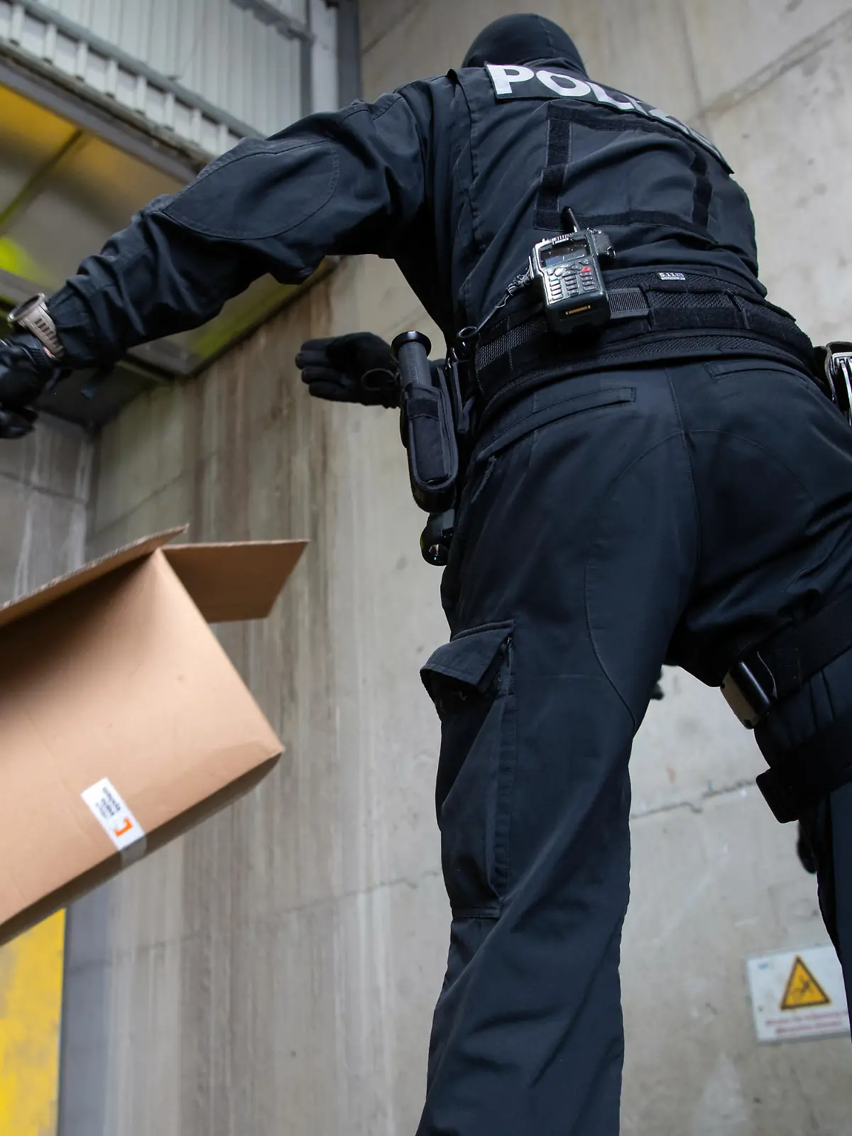 Polizisten werfen Kisten mit Kokain in den Schacht von einer Müllverbrennungsanlage. Im Rahmen der Operation «Schneeschmelze» hat die bayerische Polizei unter strengsten Sicherheitsvorkehrungen das Kokain an einem geheimen Ort in einer Müllverbrennungsanlage in Oberbayern vernichtet. Das Rauschgift höchster Reinheit stammt aus verschiedenen Sicherstellungen der vergangenen Jahre. Es ist die größte Vernichtungsaktion von Drogen in der Geschichte der bayerischen Polizei.