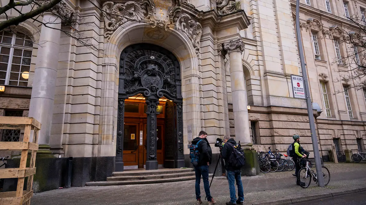 15.12.2021, Berlin: Ein Kamerateam steht vor dem Gerichtsgebäude. Im "Tiergartenmord" Prozess wird das Urteil erwartet, Angeklagt ist ein 56-Jähriger, der einen Tschetschenen mit georgischer Staatsbürgerschaft in der Berliner Parkanlage erschossen haben soll. Die Bundesanwaltschaft geht von einem Auftrag staatlicher Stellen der Zentralregierung der Russischen Föderation aus und hat lebenslange Haft beantragt. Foto: Christophe Gateau/dpa +++ dpa-Bildfunk +++