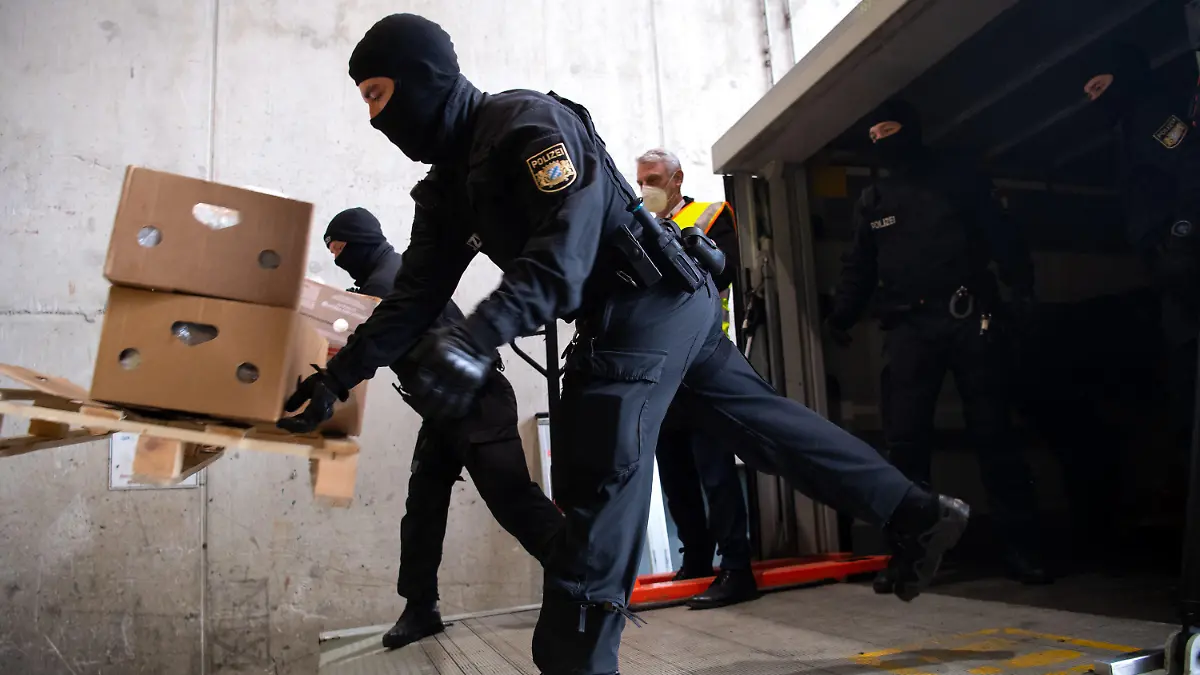 14.12.2021, Bayern, ---: Polizisten werfen Kisten mit Kokain in den Schacht von einer Müllverbrennungsanlage. Im Rahmen der Operation «Schneeschmelze» hat die bayerische Polizei unter strengsten Sicherheitsvorkehrungen das Kokain an einem geheimen Ort in einer Müllverbrennungsanlage in Oberbayern vernichtet. Das Rauschgift höchster Reinheit stammt aus verschiedenen Sicherstellungen der vergangenen Jahre. Es ist die größte Vernichtungsaktion von Drogen in der Geschichte der bayerischen Polizei. Foto: Sven Hoppe/dpa +++ dpa-Bildfunk +++