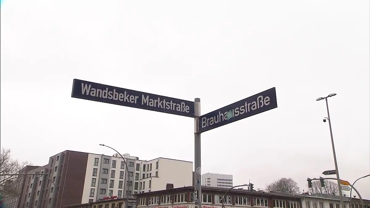 Beschilderung an der Kreuzung Wandsbeker Marktstraße/Brauhausstraße in Hamburg-Wandsbek.