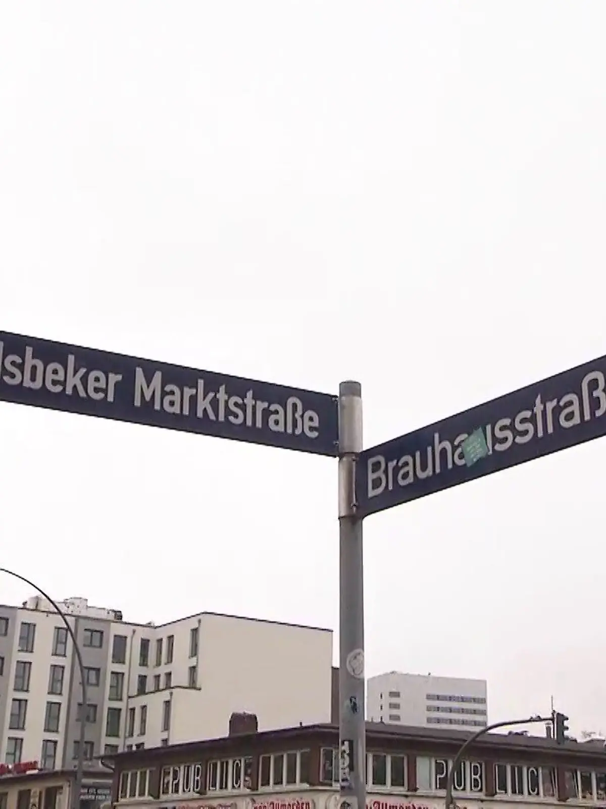Beschilderung an der Kreuzung Wandsbeker Marktstraße/Brauhausstraße in Hamburg-Wandsbek.