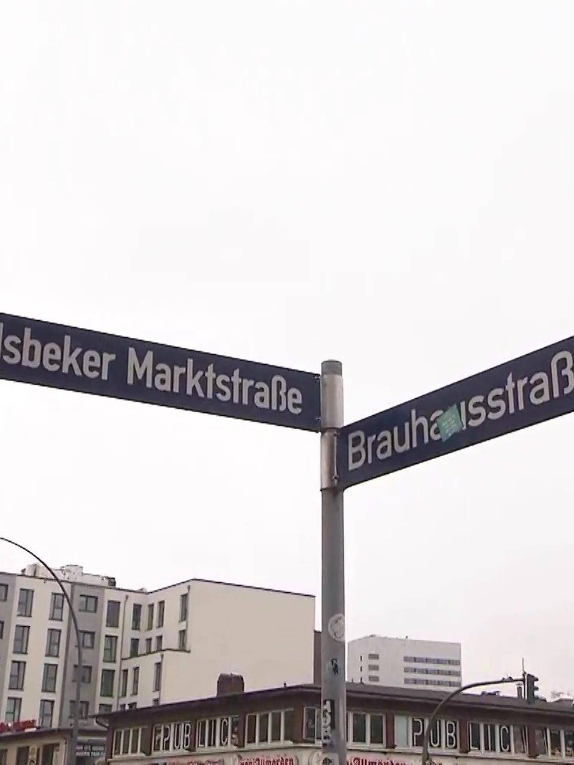 Beschilderung an der Kreuzung Wandsbeker Marktstraße/Brauhausstraße in Hamburg-Wandsbek.
