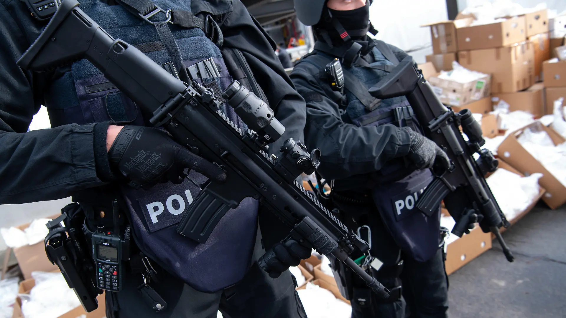 14.12.2021, Bayern, ---: Polizisten bewachen Kokain vor dem Transport zu einer Müllverbrennungsanlage. Im Rahmen der Operation «Schneeschmelze» hat die bayerische Polizei unter strengsten Sicherheitsvorkehrungen das Kokain an einem geheimen Ort in einer Müllverbrennungsanlage in Oberbayern vernichtet. Das Rauschgift höchster Reinheit stammt aus verschiedenen Sicherstellungen der vergangenen Jahre. Es ist die größte Vernichtungsaktion von Drogen in der Geschichte der bayerischen Polizei. Foto: Sven Hoppe/dpa +++ dpa-Bildfunk +++
