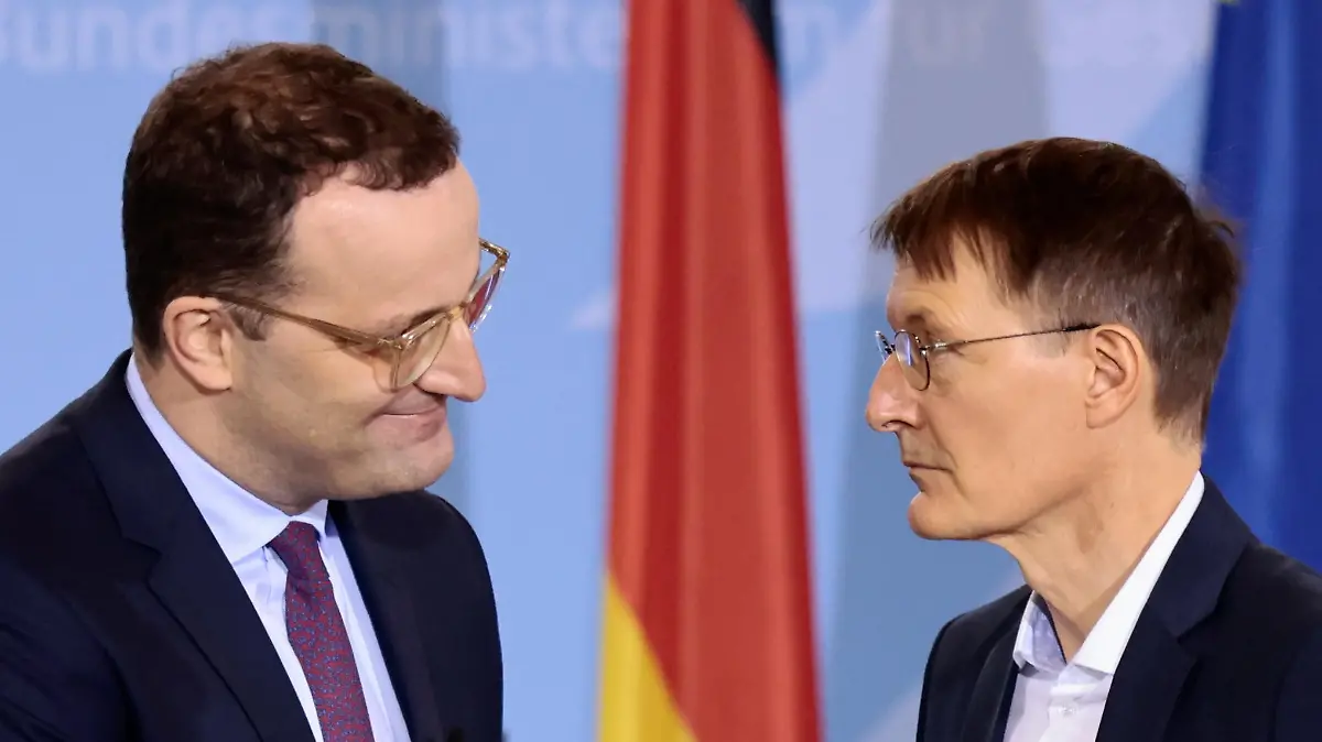 08.12.2021, Berlin: Karl Lauterbach (SPD, r), neuer Bundesminister für Gesundheit, steht bei einer Übergabezeremonie mit seinem Amtsvorgänger Jens Spahn (CDU) zusammen. Foto: Hannibal Hanschke/Reuters/Pool/dpa +++ dpa-Bildfunk +++
