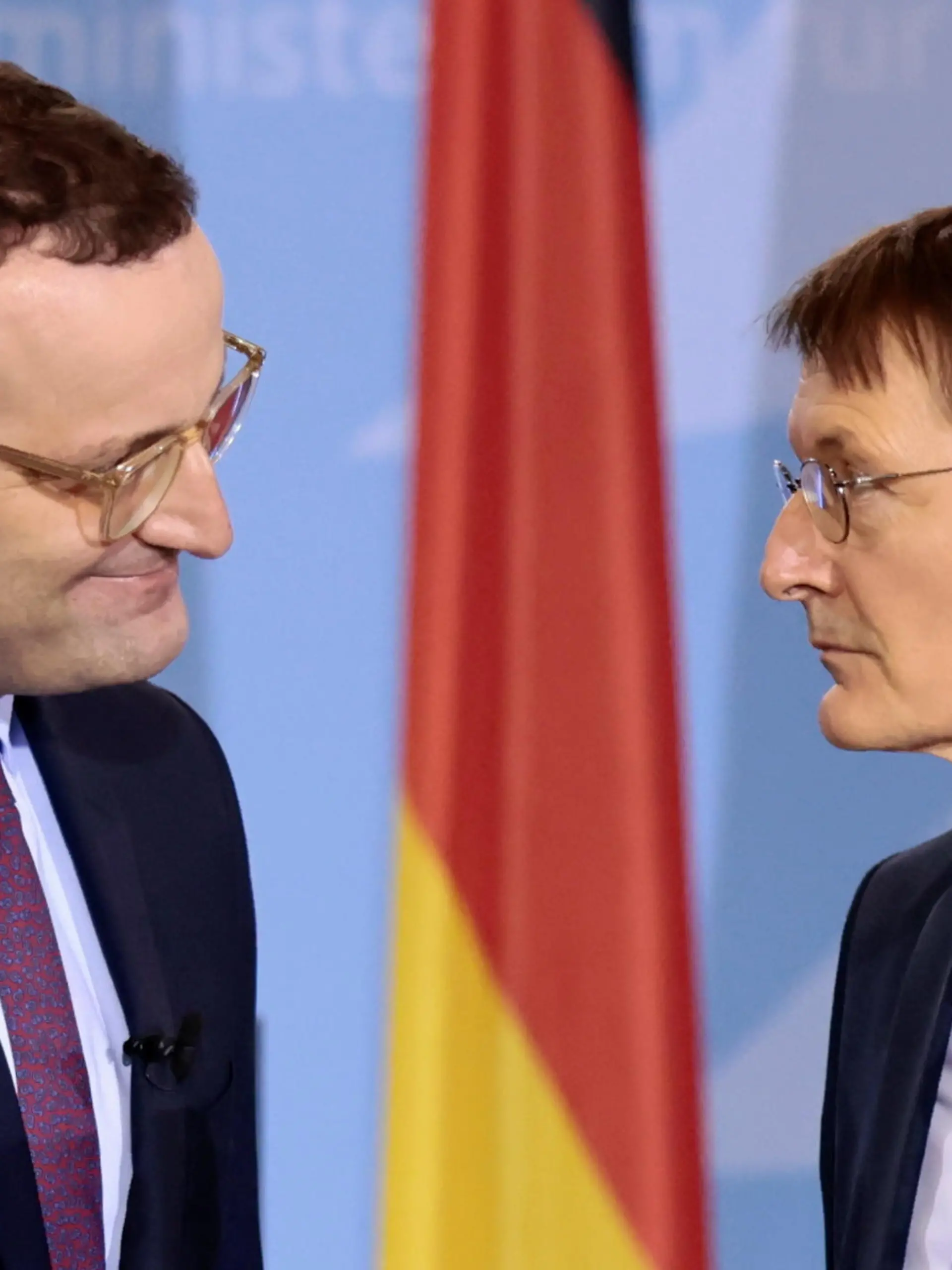 08.12.2021, Berlin: Karl Lauterbach (SPD, r), neuer Bundesminister für Gesundheit, steht bei einer Übergabezeremonie mit seinem Amtsvorgänger Jens Spahn (CDU) zusammen. Foto: Hannibal Hanschke/Reuters/Pool/dpa +++ dpa-Bildfunk +++