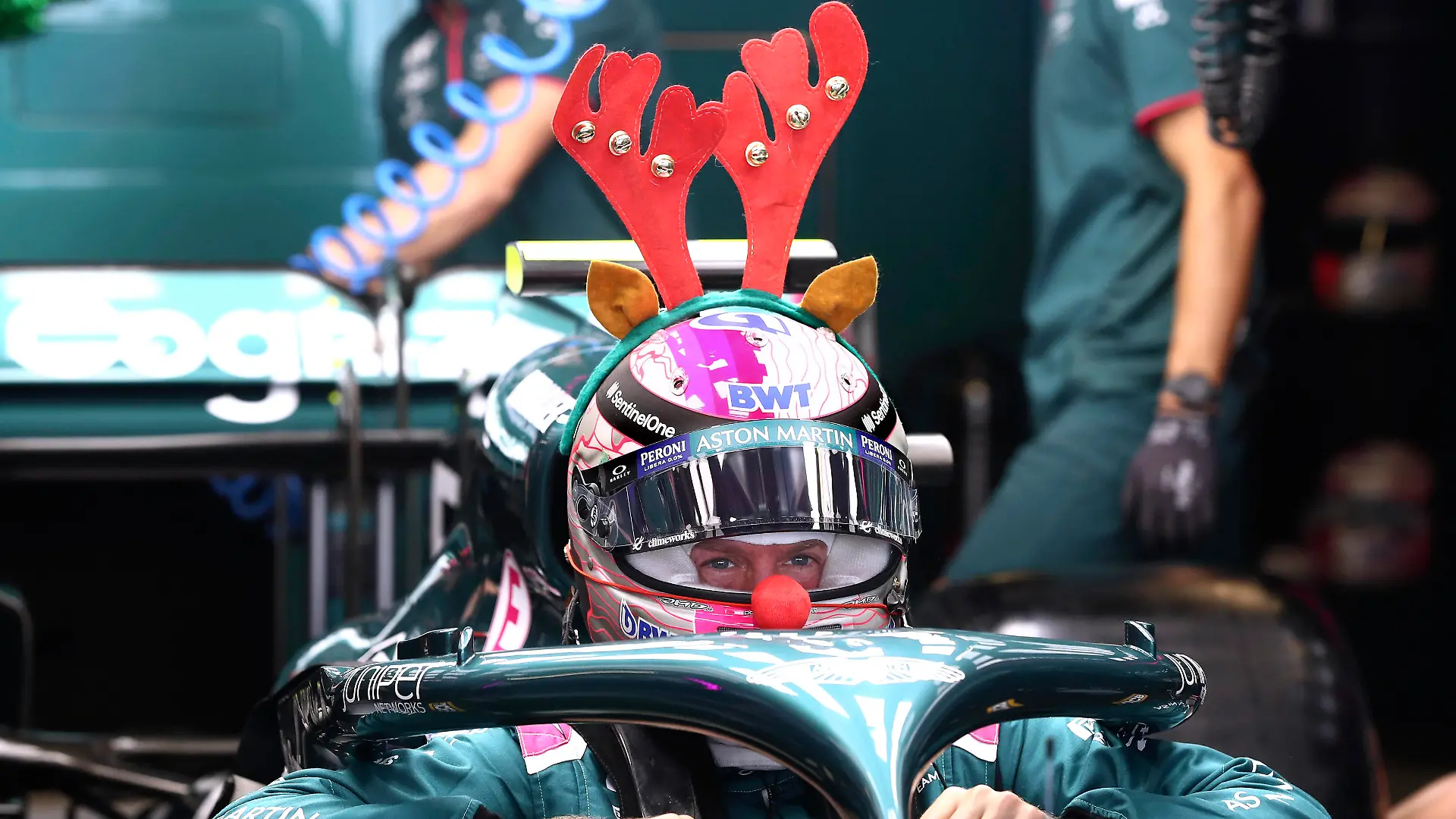 VETTEL Sebastian Team Aston Martin Weihnachten bei Sebastian Vettel und Aston Martin Sebastian Vettel mit Rentiergeweih und roter Nase F1 FIA Test in Abu Dhabi 2021 am 15.12.2021 in den VAE auf dem Yas Marina Circuit *** VETTEL Sebastian Team Aston Martin Christmas at Sebastian Vettel and Aston Martin Sebastian Vettel with reindeer antlers and red nose F1 FIA Test in Abu Dhabi 2021 on 15 12 2021 in UAE at Yas Marina Circuit