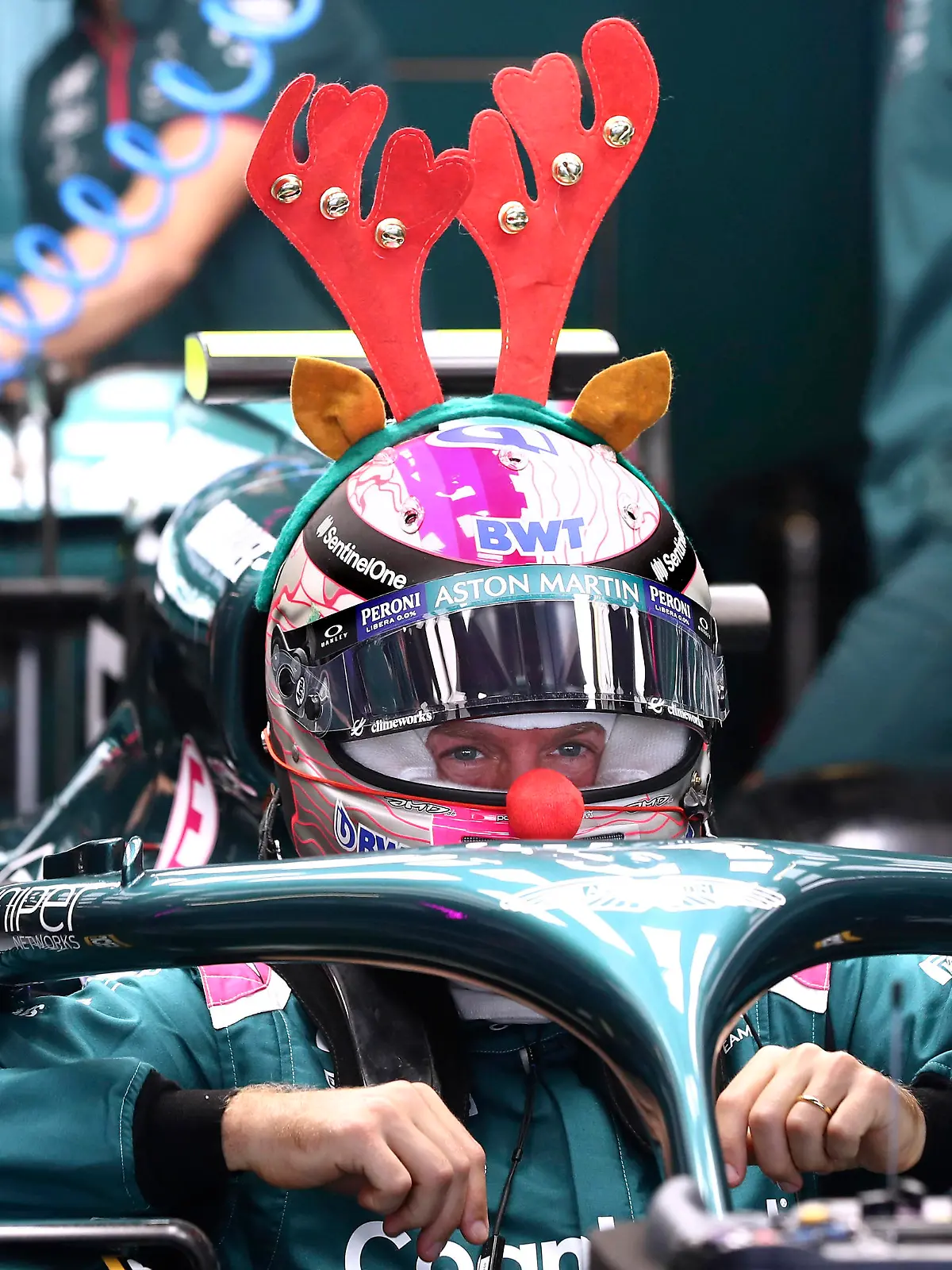 VETTEL Sebastian Team Aston Martin Weihnachten bei Sebastian Vettel und Aston Martin Sebastian Vettel mit Rentiergeweih und roter Nase F1 FIA Test in Abu Dhabi 2021 am 15.12.2021 in den VAE auf dem Yas Marina Circuit *** VETTEL Sebastian Team Aston Martin Christmas at Sebastian Vettel and Aston Martin Sebastian Vettel with reindeer antlers and red nose F1 FIA Test in Abu Dhabi 2021 on 15 12 2021 in UAE at Yas Marina Circuit 
