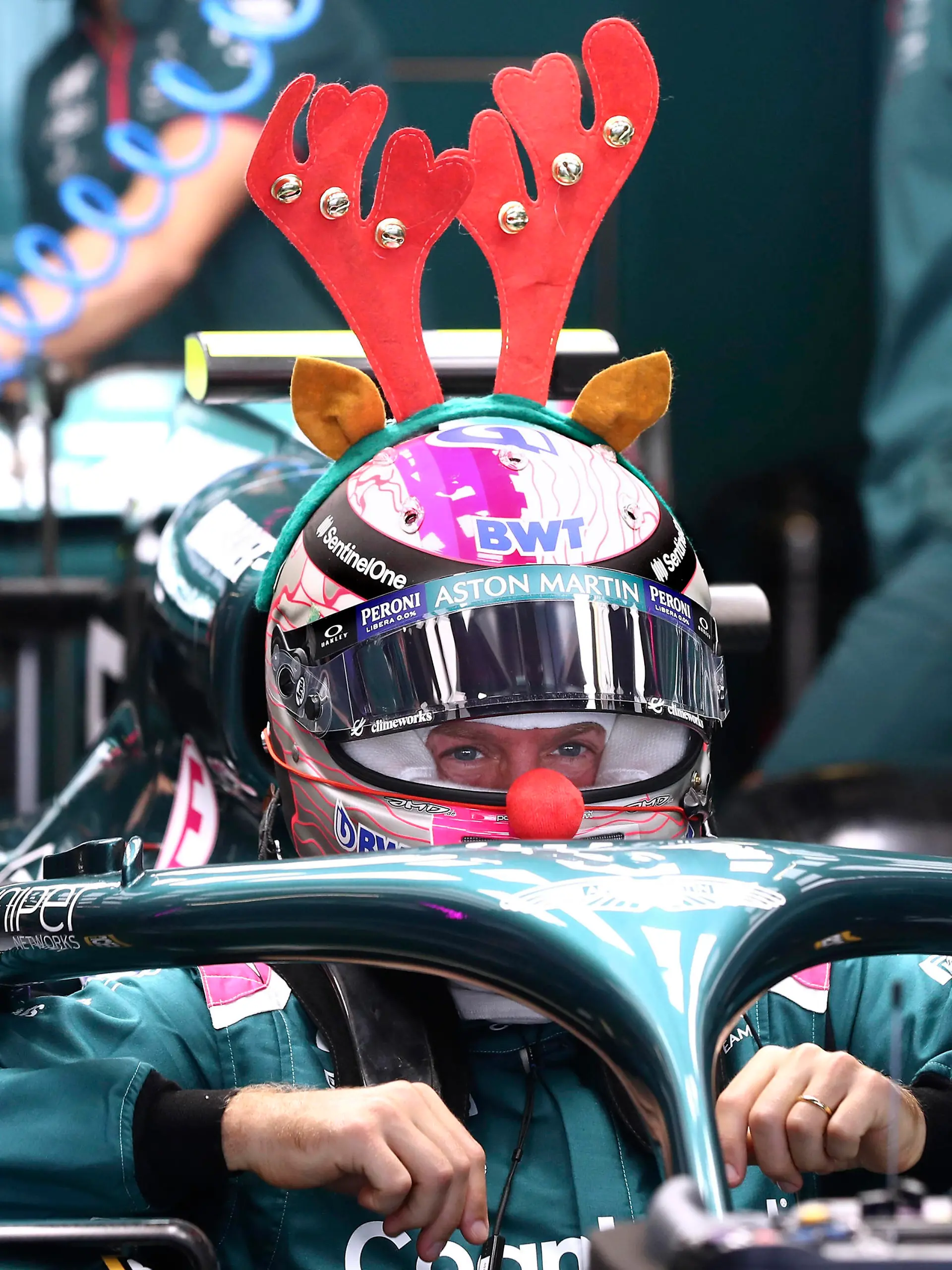 VETTEL Sebastian Team Aston Martin Weihnachten bei Sebastian Vettel und Aston Martin Sebastian Vettel mit Rentiergeweih und roter Nase F1 FIA Test in Abu Dhabi 2021 am 15.12.2021 in den VAE auf dem Yas Marina Circuit *** VETTEL Sebastian Team Aston Martin Christmas at Sebastian Vettel and Aston Martin Sebastian Vettel with reindeer antlers and red nose F1 FIA Test in Abu Dhabi 2021 on 15 12 2021 in UAE at Yas Marina Circuit 