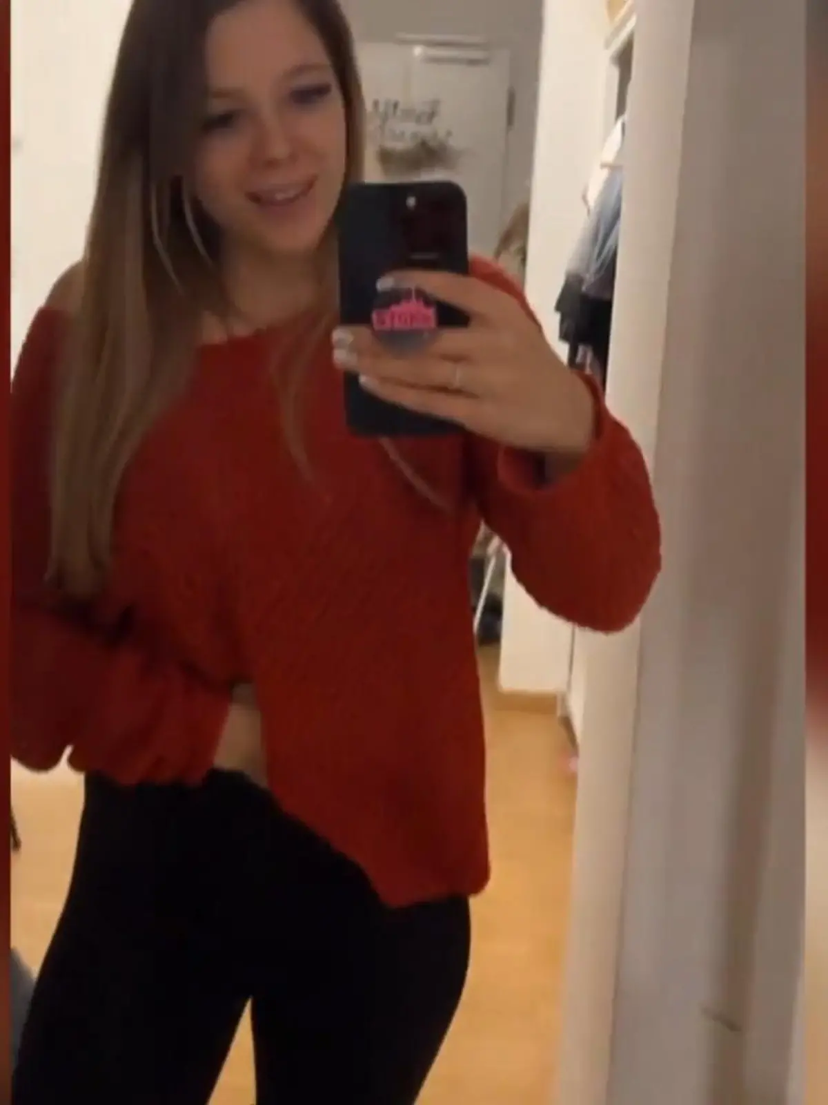 Anne Wünsche zeigt ihren Mini-Babybauch.