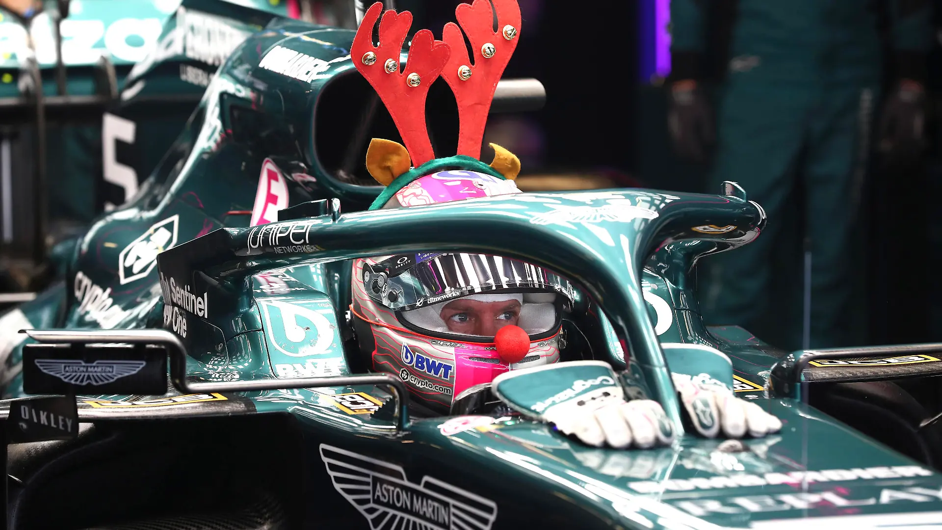 VETTEL Sebastian Team Aston Martin Weihnachten bei Sebastian Vettel und Aston Martin Sebastian Vettel mit Rentiergeweih und roter Nase F1 FIA Test in Abu Dhabi 2021 am 15.12.2021 in den VAE auf dem Yas Marina Circuit *** VETTEL Sebastian Team Aston Martin Christmas at Sebastian Vettel and Aston Martin Sebastian Vettel with reindeer antlers and red nose F1 FIA Test in Abu Dhabi 2021 on 15 12 2021 in UAE at Yas Marina Circuit