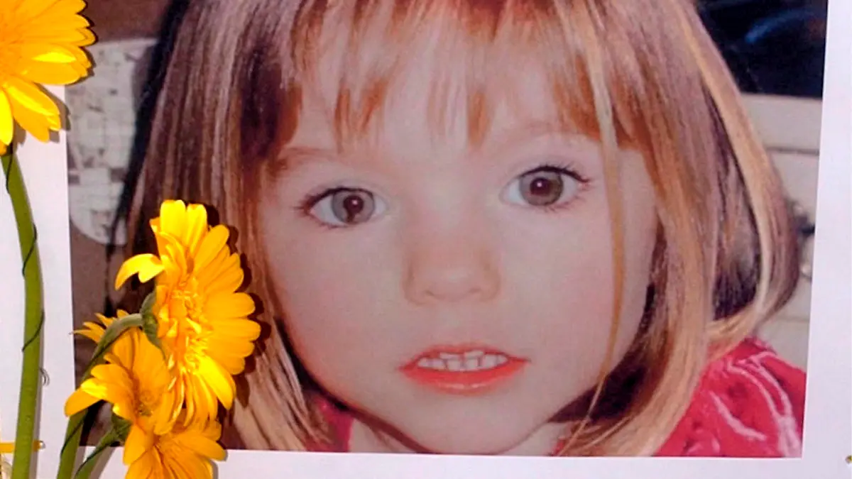 ARCHIV - 12.05.2007, Portugal, Lagos: Blumen stehen vor einem Bild, das die verschwundene Madeleine McCann (Maddie) auf einem Foto zeigt, das ihre Eltern im Zusammenhang mit dem Verschwinden des Kindes veröffentlich haben. Gut 16 Jahre nach dem Verschwinden der damals dreijährigen Madeleine McCann im Süden Portugals will die Polizei Medienberichten zufolge eine neue Suchaktion starten. (zu dpa "Medien: Polizei will in Portugal wieder nach Maddie suchen") Foto: Luis Forra/LUSA/epa/dpa +++ dpa-Bildfunk +++