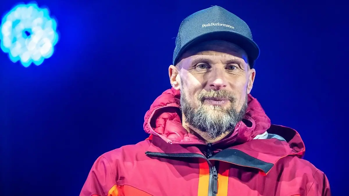 Ski alpin: Weltmeisterschaft, Super G, Damen: Marco Büchel aus Liechtenstein, ehemaliger Skirennläufer und TV-Experte, bei der Siegerehrung. Die Ski Weltmeisterschaft findet in Courchevel und Meribel in den französischen Alpen statt.