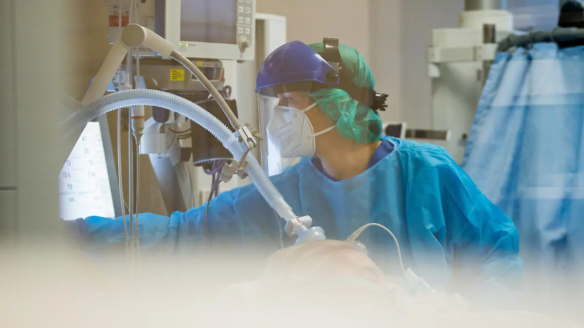 Eine Ärztin kümmert sich auf der Intensivstation des Klinikum Mutterhaus um einen Corona Patienten. (zu dpa: «Pfleger und Ärzte am Anschlag - "Die Spitze kommt erst noch"»)