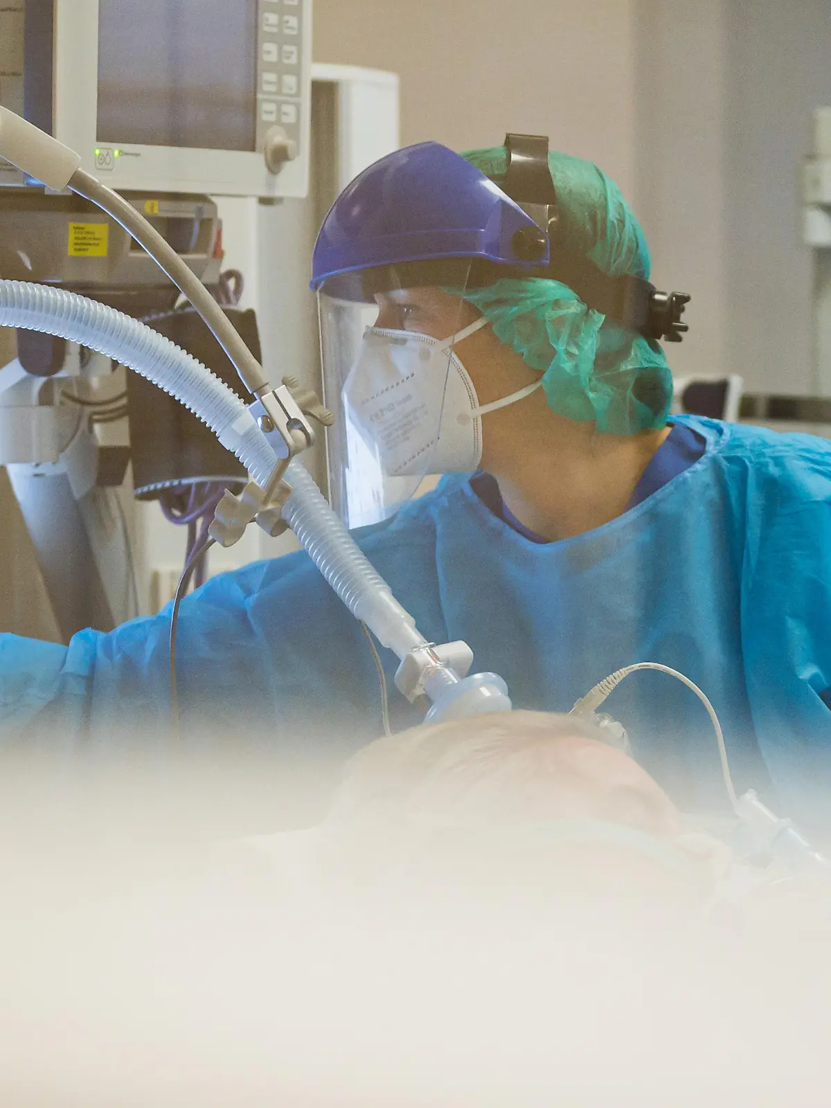 Eine Ärztin kümmert sich auf der Intensivstation des Klinikum Mutterhaus um einen Corona Patienten. (zu dpa: «Pfleger und Ärzte am Anschlag - "Die Spitze kommt erst noch"»)