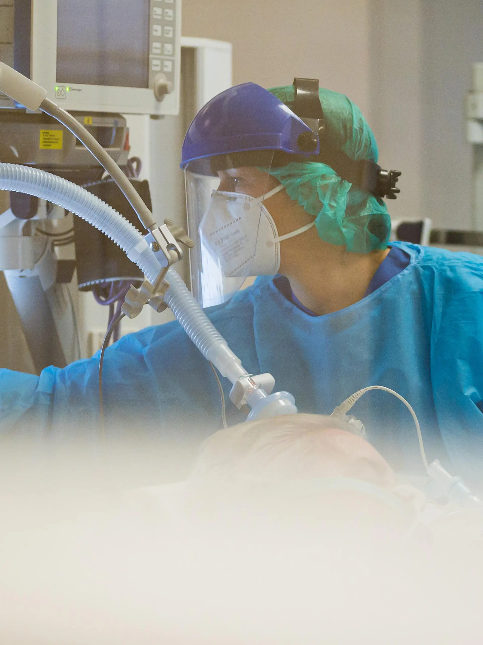 Eine Ärztin kümmert sich auf der Intensivstation des Klinikum Mutterhaus um einen Corona Patienten. (zu dpa: «Pfleger und Ärzte am Anschlag - "Die Spitze kommt erst noch"»)