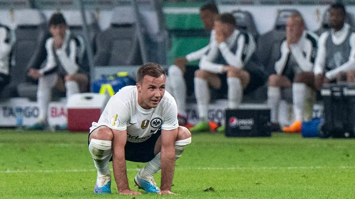 Fußball: DFB-Pokal, Finale, RB Leipzig - Eintracht Frankfurt am 03.06.2023 im Olympiastadion in Berlin. Frankfurts Mario Götze kniet nach dem Tor zum 2:0 auf dem Rasen. DFB AND DFL REGULATIONS PROHIBIT ANY USE OF PHOTOGRAPHS AS IMAGE SEQUENCES AND/OR QUASI-VIDEO. *** Soccer DFB Cup, final, RB Leipzig Eintracht Frankfurt on 03 06 2023 at the Olympic Stadium in Berlin Frankfurts Mario Götze kneels on the turf after scoring the 2 0 DFB AND DFL REGULATES PROHIBIT ANY USE OF PHOTOGRAPHS AS IMAGE SEQUENCES AND OR QUASI VIDEO Copyright: xDavidxInderlied/GuidoxKirchnerx