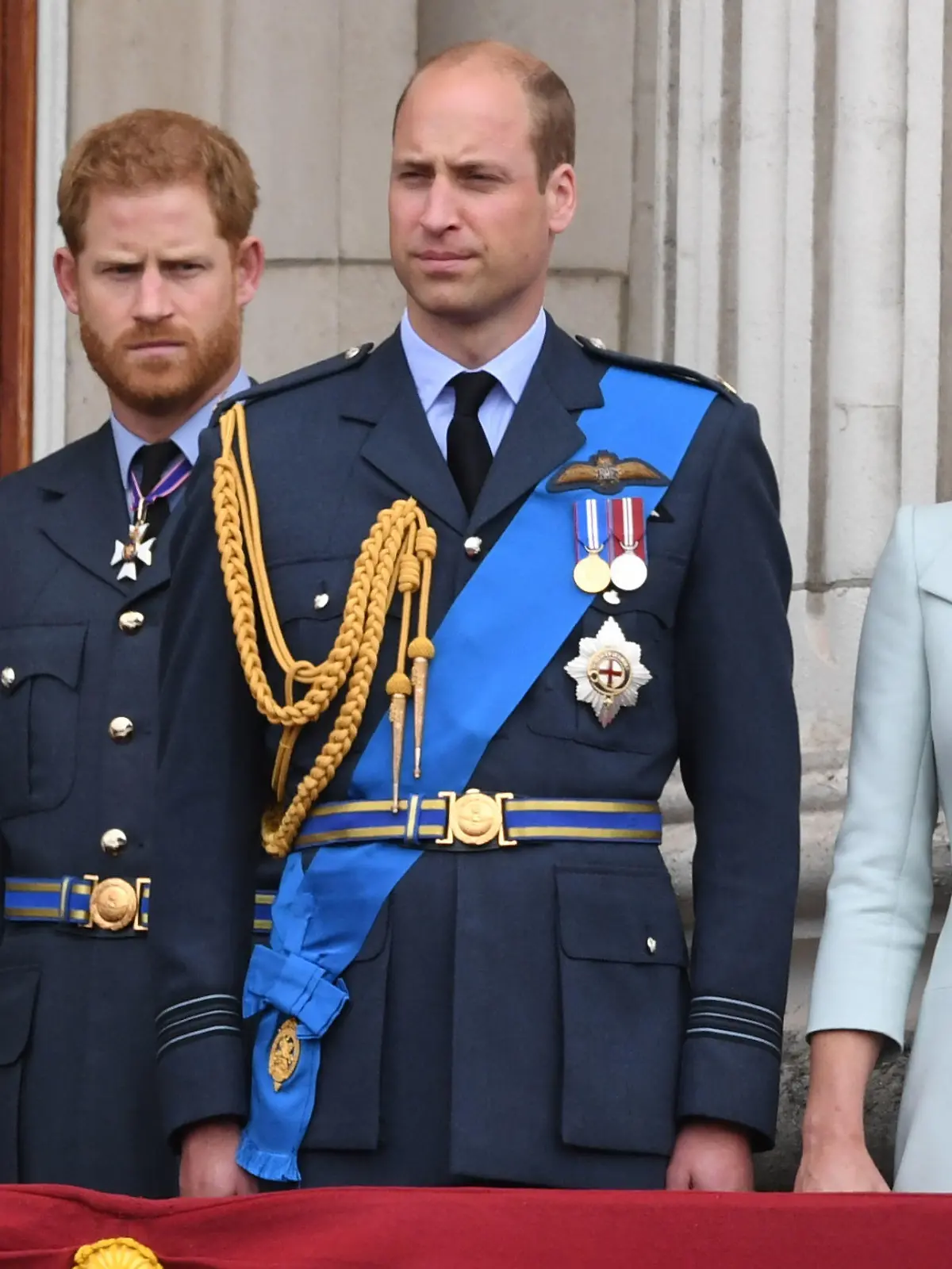 ARCHIV - 10.07.2018, Großbritannien, London: Herzogin Meghan (l-r), Prinz Harry, Prinz William und Herzogin Kate stehen auf dem Balkon des Buckingham-Palasts um eine Luftparade zum 100. Jahrestag der britischen Luftwaffe, die Royal Air Force (RAF), zu beobachten. Erstmals hat der britische Prinz Harry nach monatelangen Medienspekulationen Spannungen in seinem Verhältnis zu seinem Bruder William eingeräumt. Foto: Victoria Jones/PA Wire/dpa +++ dpa-Bildfunk +++