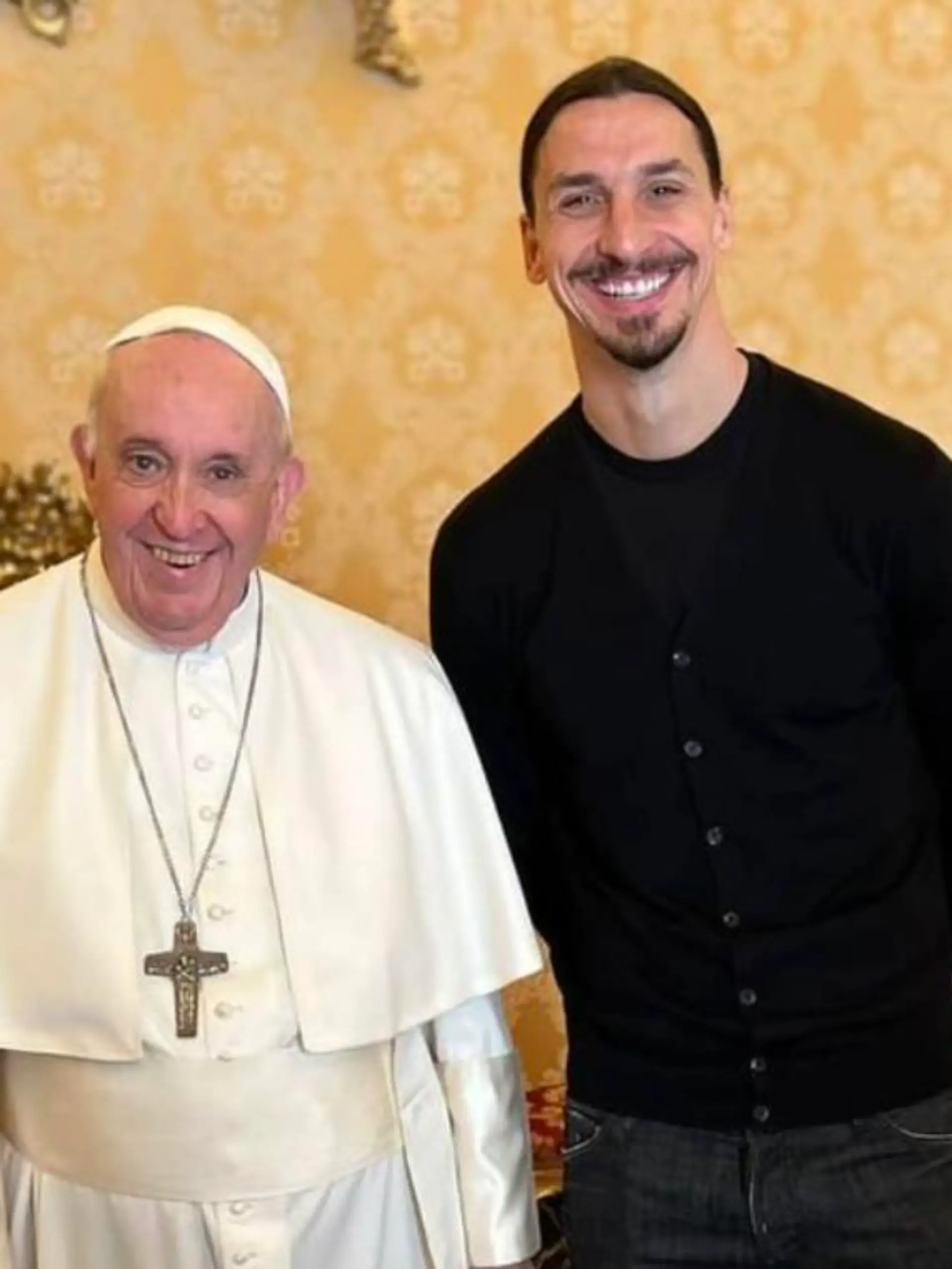 Beste Stimmung zwischen dem Papst und Ibrahimovic.