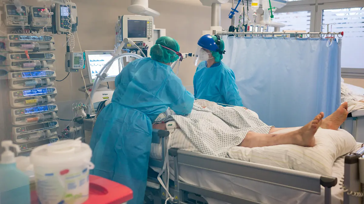 Ärzte kümmern sich auf der Intensivstation des Klinikum Mutterhaus um einen Corona Patienten. (zu dpa: «Pfleger und Ärzte am Anschlag - "Die Spitze kommt erst noch"»)