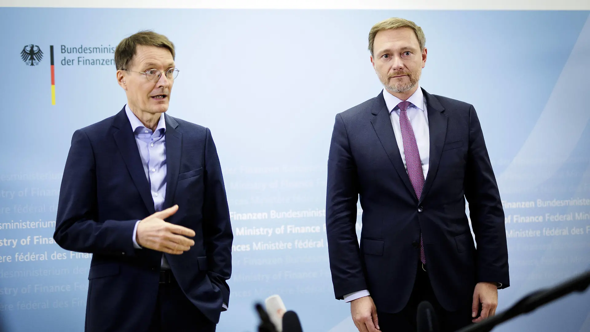 Christian Lindner, Bundesminister der Finanzen, R und Karl Lauterbach, Bundesminister fuer Gesundheit, L aufgenommen im Rahmen eines Pressestatements im Bundesfinanzministerium in Berlin, 15.12.2021. Berlin Deutschland *** Christian Lindner, Federal Minister of Finance, R and Karl Lauterbach, Federal Minister of Health, L recorded during a press statement at the Federal Ministry of Finance in Berlin, 15 12 2021 Berlin Germany Copyright: xJaninexSchmitz/photothek.dex