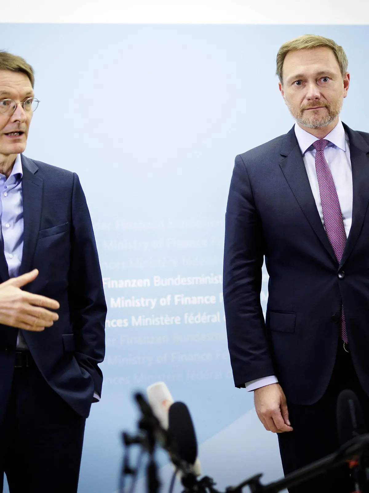 Christian Lindner, Bundesminister der Finanzen, R und Karl Lauterbach, Bundesminister fuer Gesundheit, L aufgenommen im Rahmen eines Pressestatements im Bundesfinanzministerium in Berlin, 15.12.2021. Berlin Deutschland *** Christian Lindner, Federal Minister of Finance, R and Karl Lauterbach, Federal Minister of Health, L recorded during a press statement at the Federal Ministry of Finance in Berlin, 15 12 2021 Berlin Germany Copyright: xJaninexSchmitz/photothek.dex 