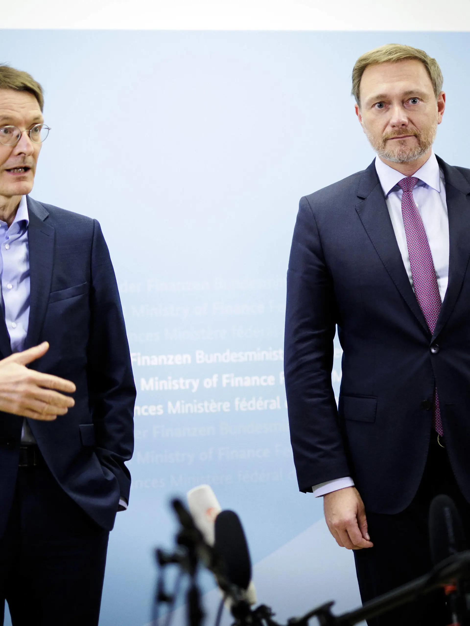 Christian Lindner, Bundesminister der Finanzen, R und Karl Lauterbach, Bundesminister fuer Gesundheit, L aufgenommen im Rahmen eines Pressestatements im Bundesfinanzministerium in Berlin, 15.12.2021. Berlin Deutschland *** Christian Lindner, Federal Minister of Finance, R and Karl Lauterbach, Federal Minister of Health, L recorded during a press statement at the Federal Ministry of Finance in Berlin, 15 12 2021 Berlin Germany Copyright: xJaninexSchmitz/photothek.dex 
