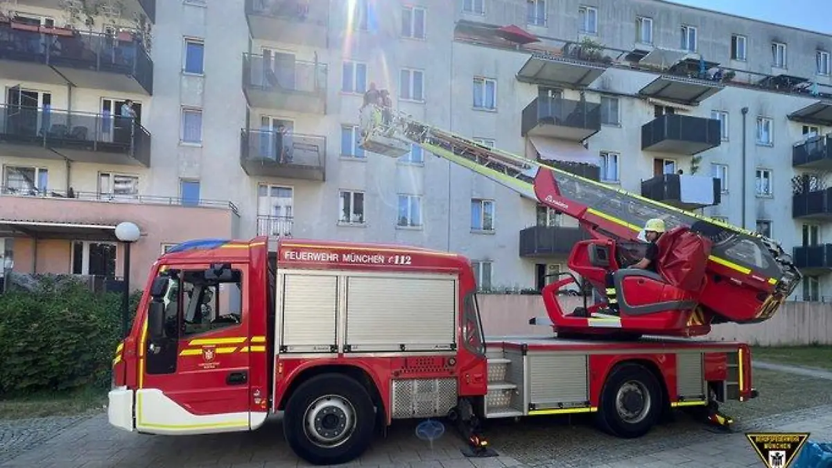 Die Feuerwehr muss hier eine Mutter vom Balkon retten. Ihr vierjähriger Sohn hatte sie ausgesperrt.