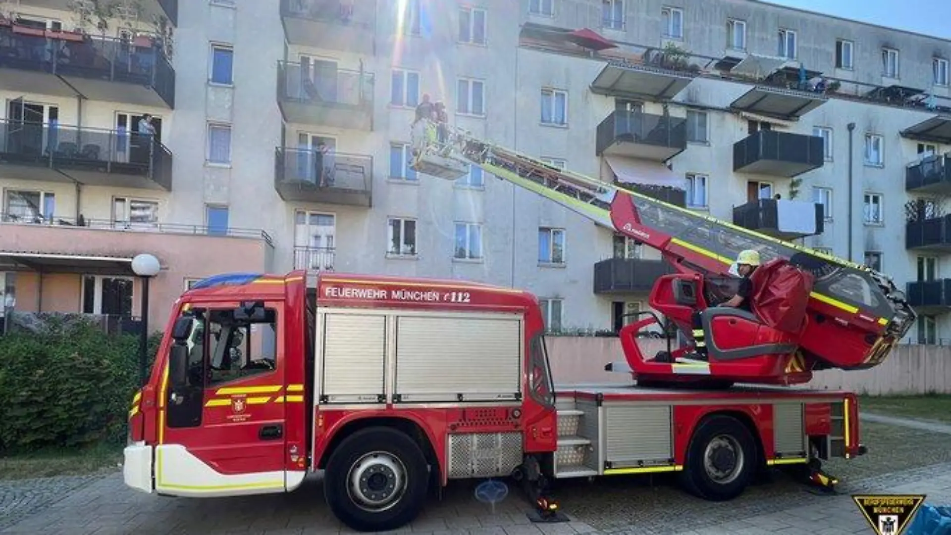 Die Feuerwehr muss hier eine Mutter vom Balkon retten. Ihr vierjähriger Sohn hatte sie ausgesperrt.