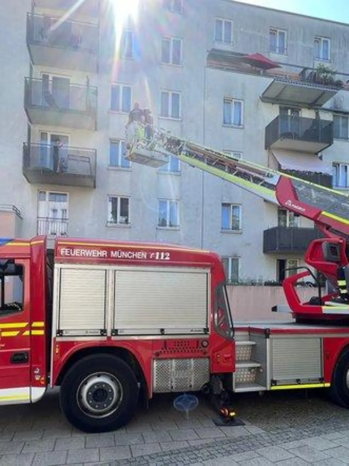 Die Feuerwehr muss hier eine Mutter vom Balkon retten. Ihr vierjähriger Sohn hatte sie ausgesperrt.