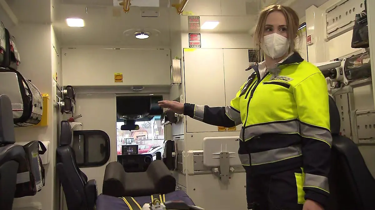Sanitäterin Rettungswagen Karlsruhe