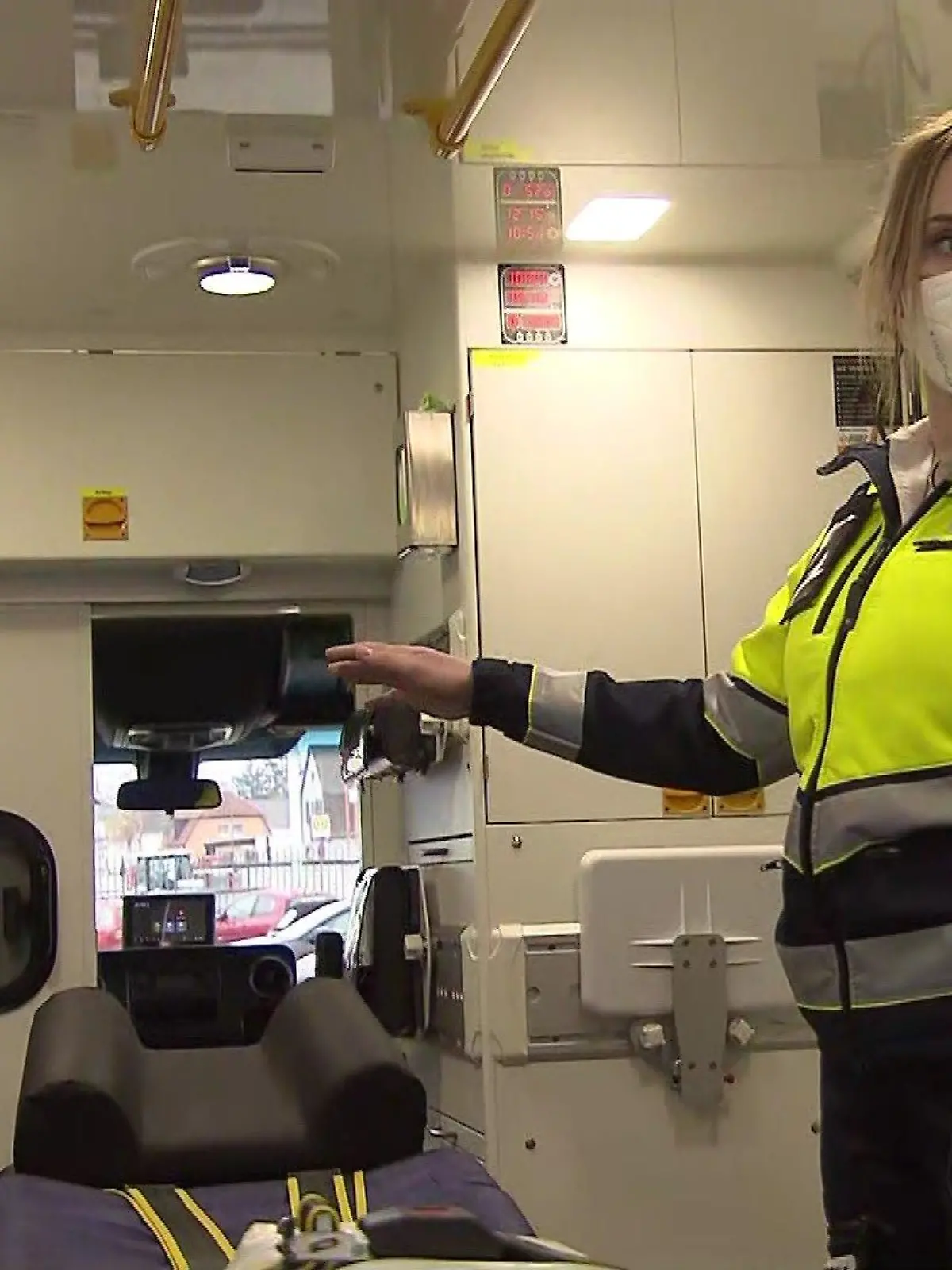 Sanitäterin Rettungswagen Karlsruhe