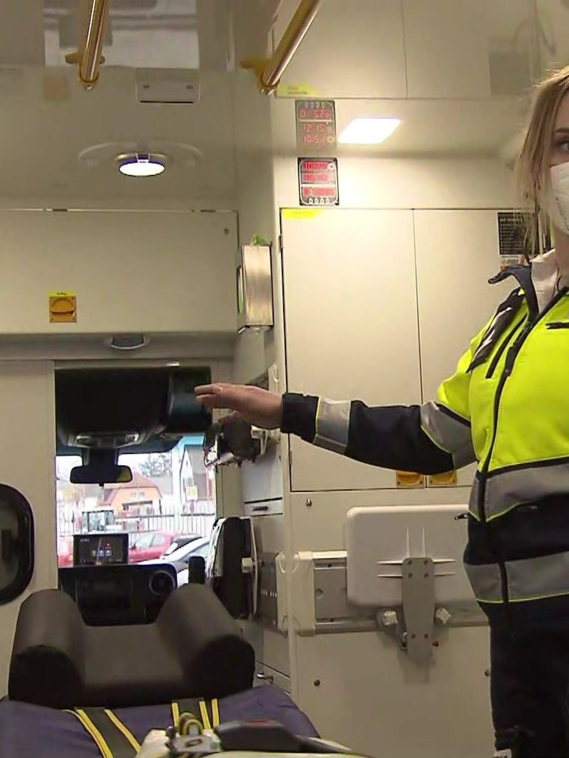 Sanitäterin Rettungswagen Karlsruhe