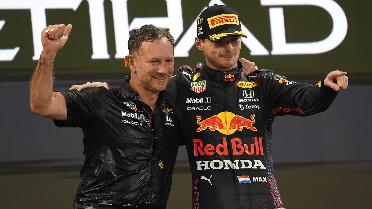 Motorsport: Formel-1-Weltmeisterschaft, Grand Prix von Abu Dhabi, Rennen. Max Verstappen (r) aus den Niederlanden vom Team Red Bull jubelt mit Christian Horner, Teamchef von Red Bull Racing, auf dem Podium. Verstappen hat zum ersten Mal den Fahrertitel in der Formel 1 geholt und Rekordweltmeister Hamilton entthront.