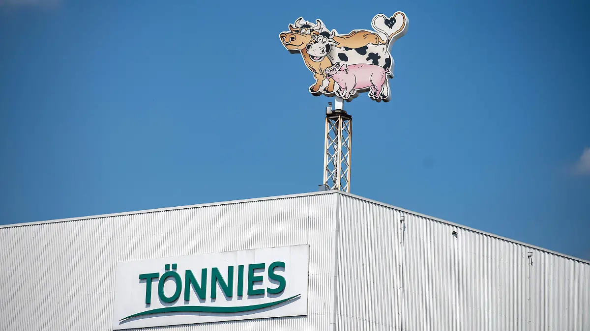 ARCHIV - 23.06.2020, Nordrhein-Westfalen, Rheda-Wiedenbrück: Auf dem Dach des Werksgeländes steht das Logo der Firma Tönnies in Form von zwei Kühen und einem Schwein. Der Gütersloher Landrat Adenauer rechnet nicht mit einem kurzfristigen Hochfahren der Produktion im Schlachtbetrieb von Tönnies in Rheda-Wiedenbrück. Foto: Guido Kirchner/dpa +++ dpa-Bildfunk +++